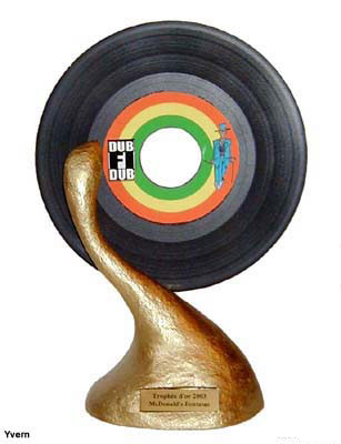 Troph&eacute;e pr&eacute;sentant un un socle dor&eacute; de forme originale  ou s'ins&egrave;re un disque 45 tours