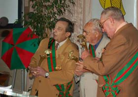 Mr le maire remet le troph&eacute;e Kakernesche  cr&eacute;&eacute; par Cadoweb