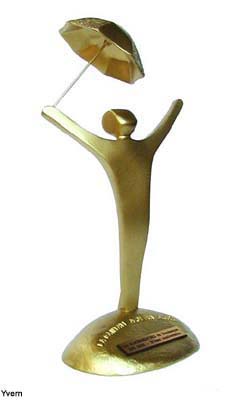 Troph&eacute;e pr&eacute;sentant une figurine les bras lev&eacute;s tenant un parapluie